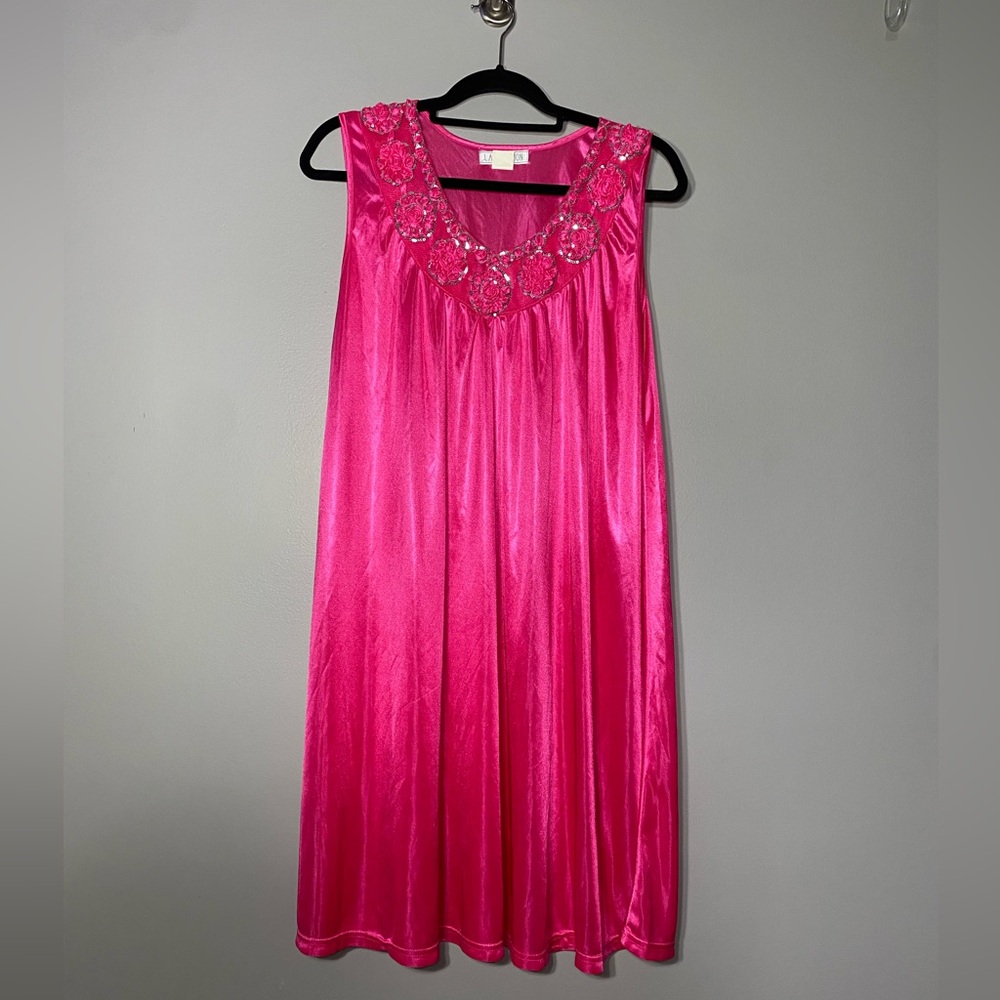 LATI fashion M nightgown
Rosette and sequence at the neckline
Dark pink
Silky